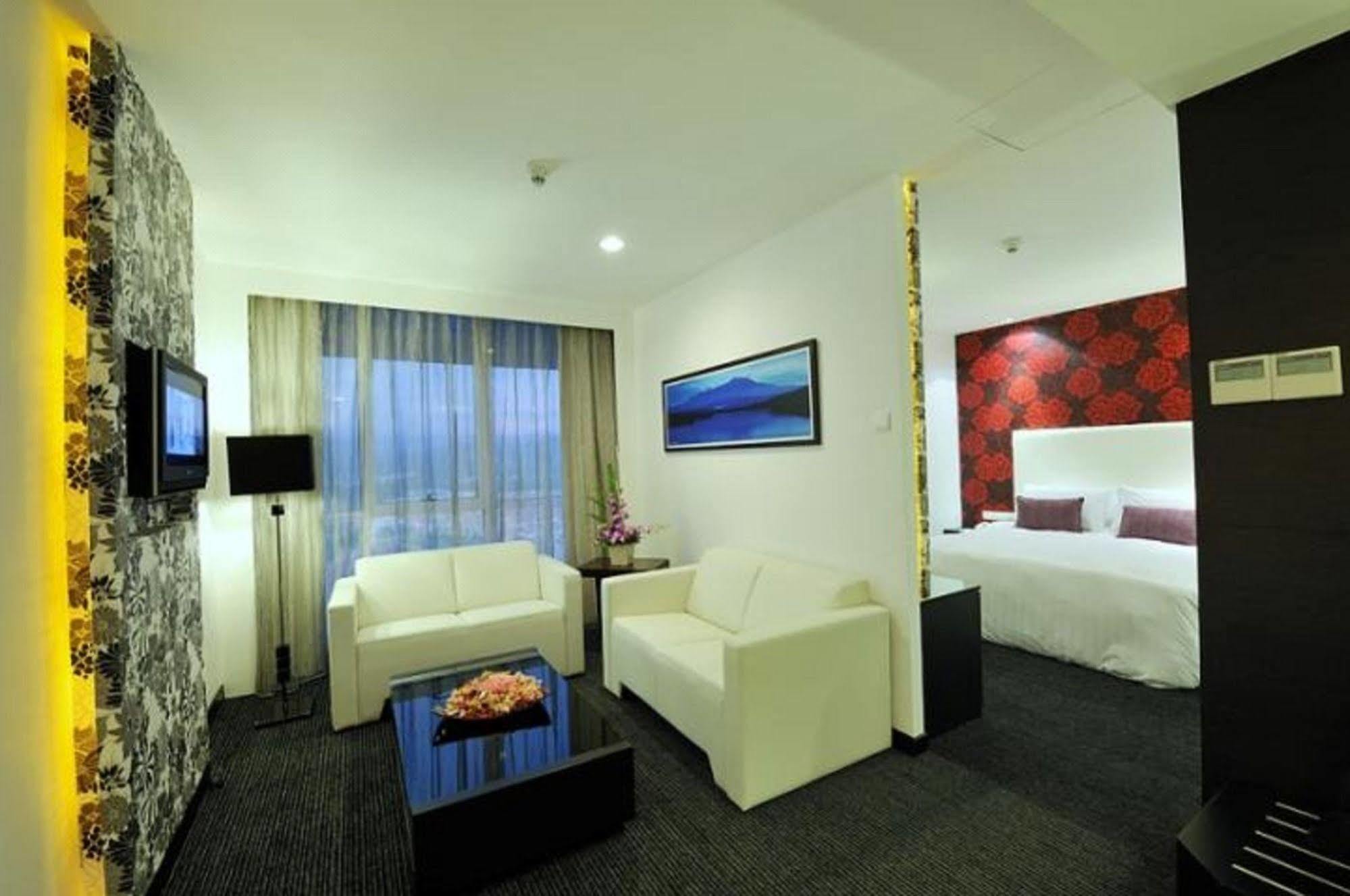 Grand Borneo Hotel Kota Kinabalu Exterior photo